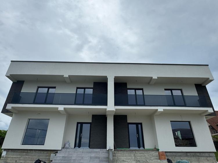 Duplex cu 4 camere cu Canalizare în Rolast