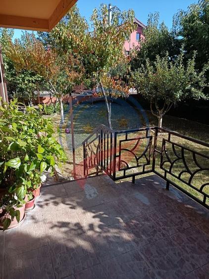 Casă individuală cu 7 camere cu Canalizare în Est