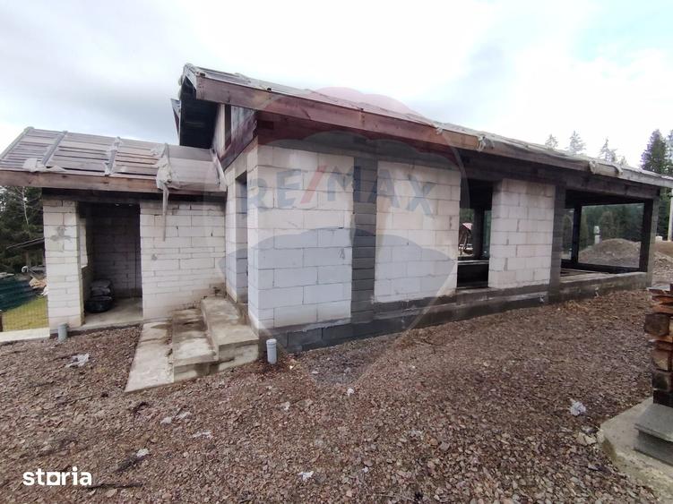 Casă cu 8 camere cu Teren 1000 Mp în Poiana Stampei