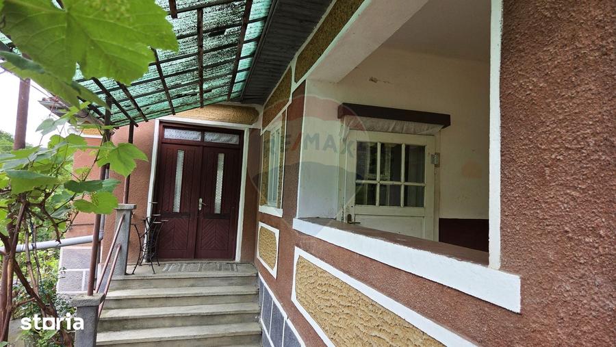 Casă cu 3 camere semidecomandat cu Teren 2200 Mp în Gornești
