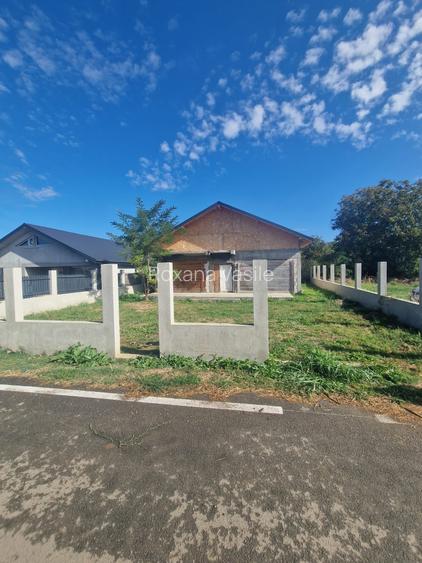 Vanzare Vila P+E(la rosu)conceput ca fiind 2 apartamente