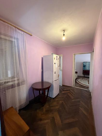 Apartament cu 3 camere decomandat, mobilat în Central