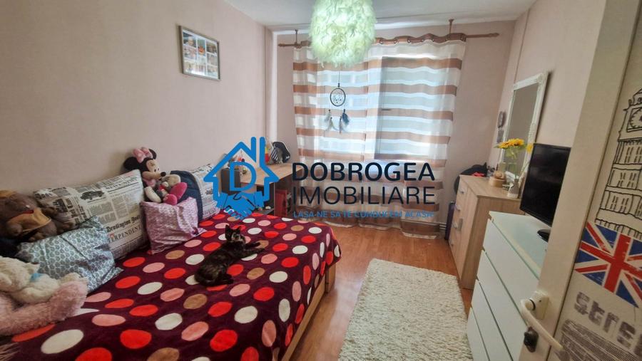 Apartament cu 3 camere semidecomandat, mobilat în Vest