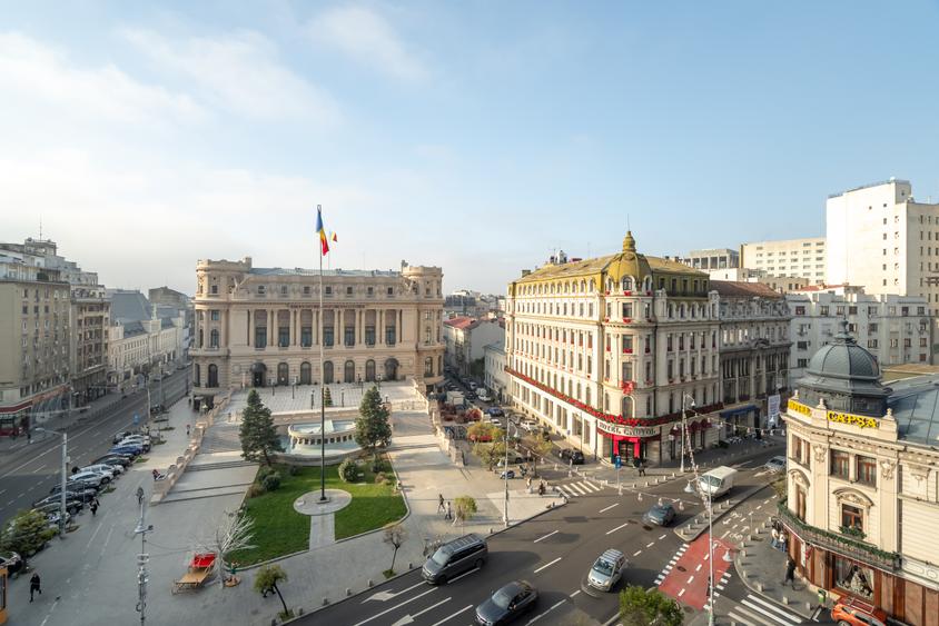 Apartament cu 3 camere semidecomandat în Universitate