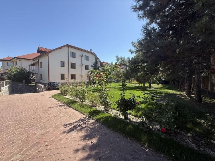 Casă individuală cu 15 camere cu Canalizare în Sisești