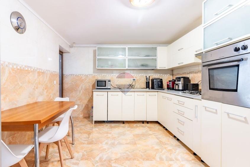 Casă individuală cu 8 camere cu Teren 440 Mp în Uverturii