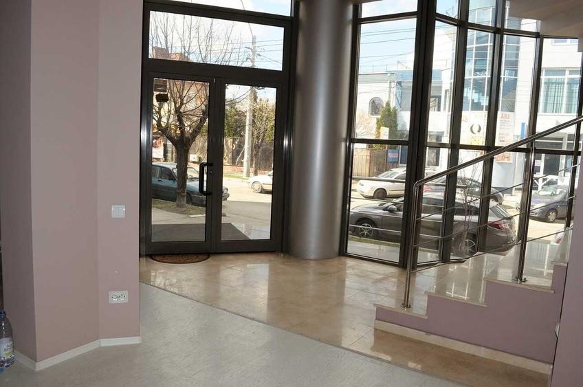 Spațiu comercial, de 240 mp, în Central