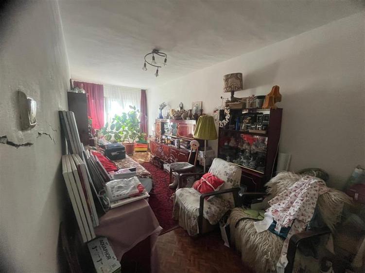 Casă individuală cu 8 camere cu Canalizare în Periferie