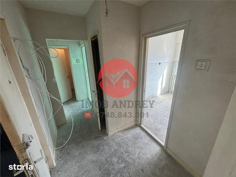 Apartament cu 3 camere decomandat în Neptun