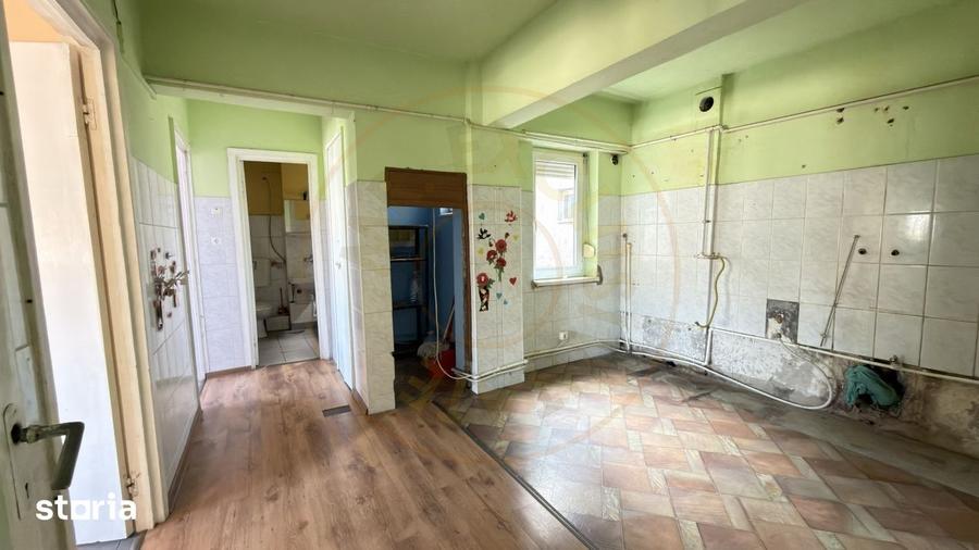 Apartament cu 4 camere semidecomandat în Central