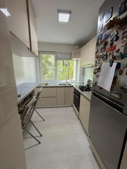 Apartament cu 3 camere semidecomandat, mobilat în Baba Novac