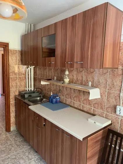 Apartament cu 3 camere decomandat, mobilat în Dacia