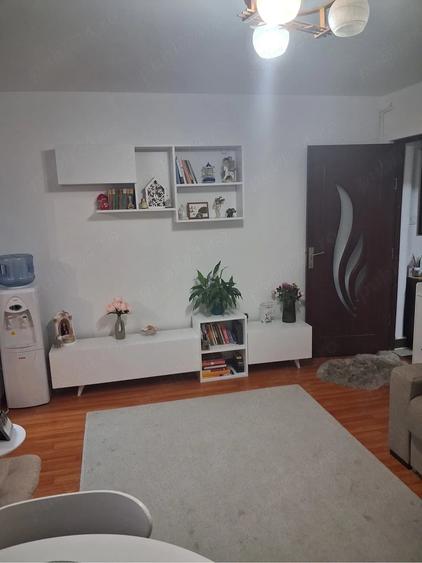 Apartament cu 2 camere semidecomandat în Micro 6