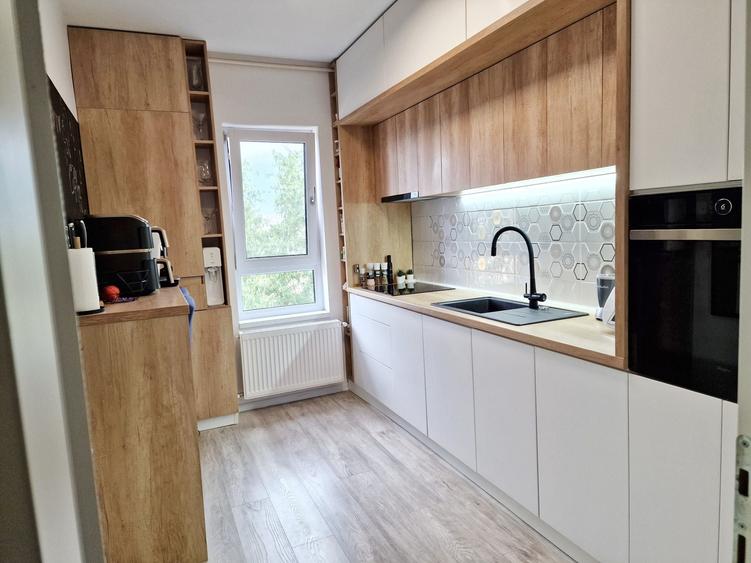 Apartament cu 3 camere decomandat în Roșu