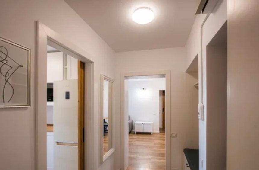 Apartament cu 3 camere semidecomandat, mobilat în Costin Georgian