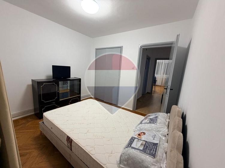 Apartament cu 3 camere semidecomandat, mobilat în Central