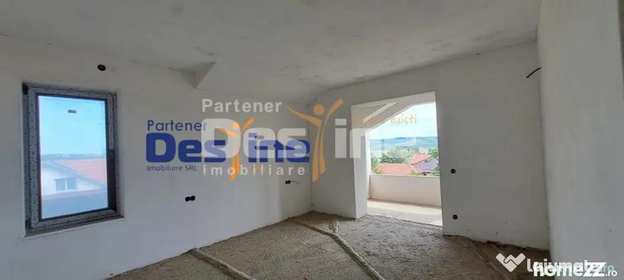 Casă cu 11 camere cu Teren 500 Mp în Valea Lupului