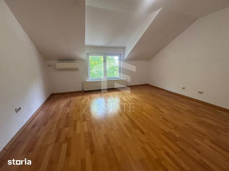 Casă cu 8 camere cu Teren 387 Mp în Central