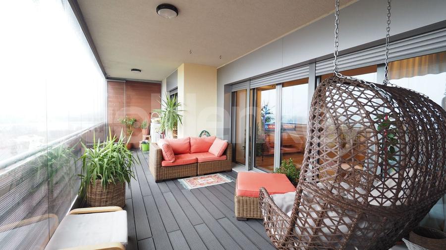 Apartament cu 4 camere semidecomandat, mobilat în Băneasa