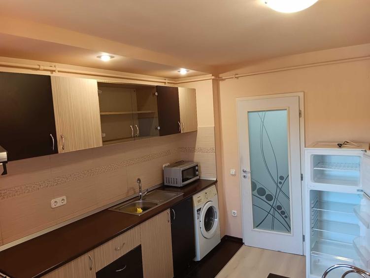 Apartament cu 3 camere decomandat în Vitrometan