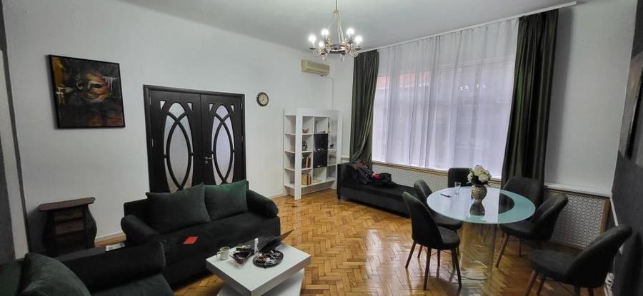 Apartament cu 3 camere, mobilat în P-ța Universității