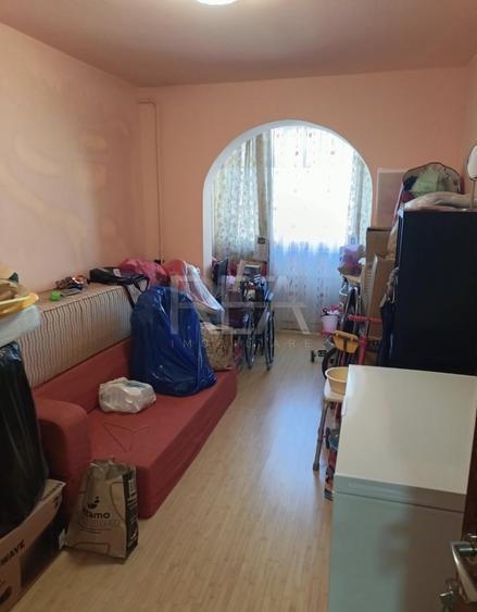 Apartament cu 4 camere semidecomandat, mobilat în Crângași