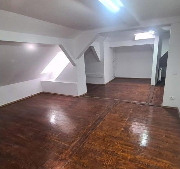 Casă cu 10 camere cu Teren 523 Mp în Victoriei