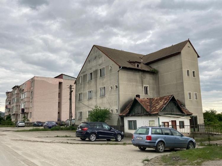Spațiu comercial, de 912 mp, în Teiu