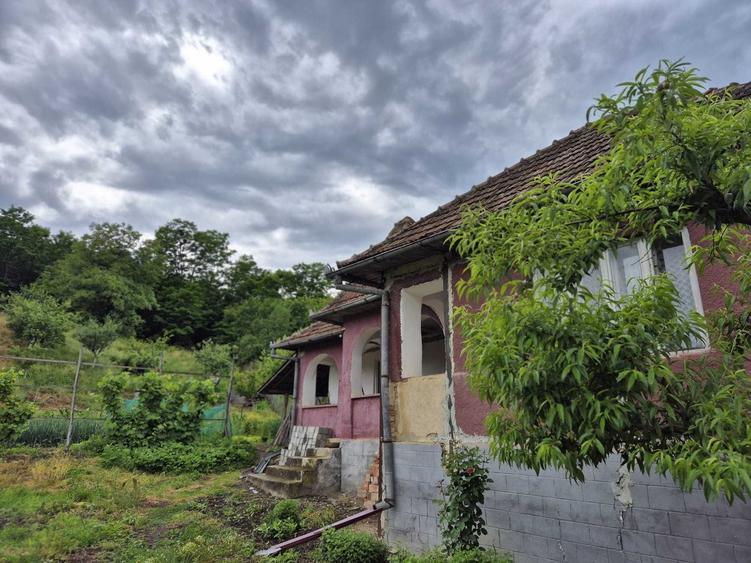 Casă cu 3 camere decomandat în Măhal