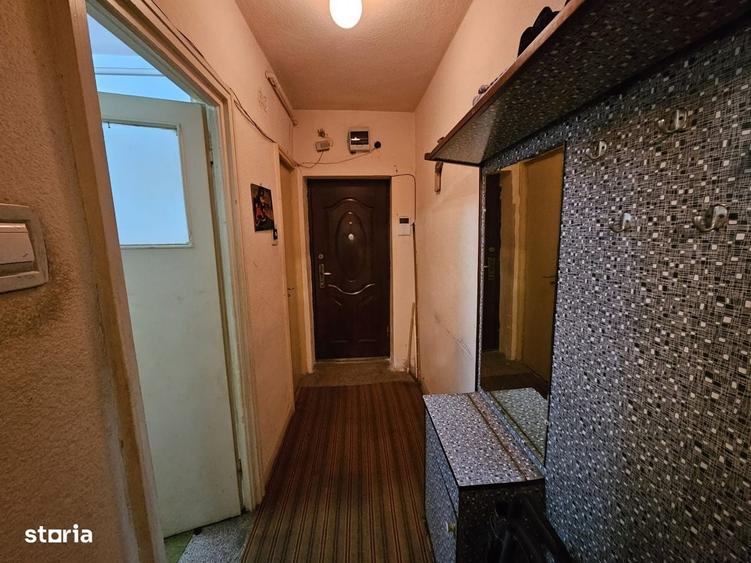 Apartament cu 3 camere semidecomandat în Giulești