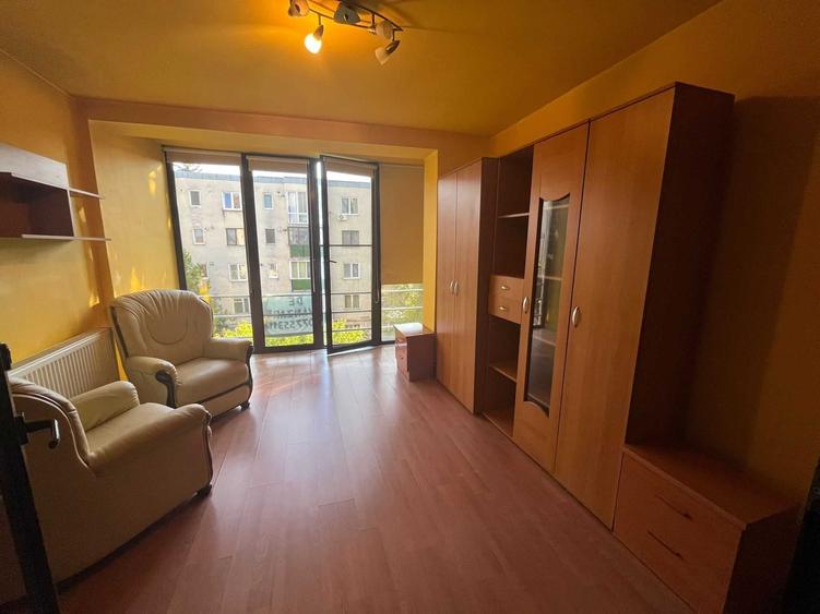 Apartament cu 3 camere semidecomandat în Decebal