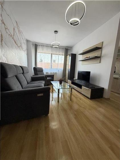 Apartament cu 3 camere semidecomandat, mobilat în Central
