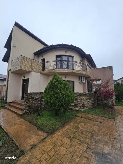 Casă cu 4 camere cu Piscina în Central