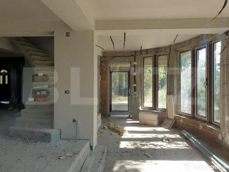 Casă cu 7 camere cu Teren 1000 Mp în Central