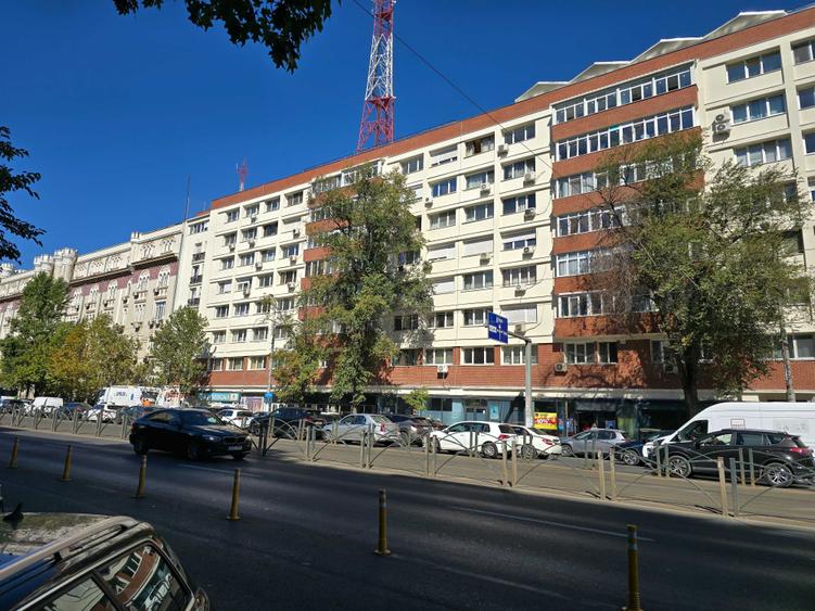 Apartament cu 3 camere semidecomandat în Ștefan cel Mare