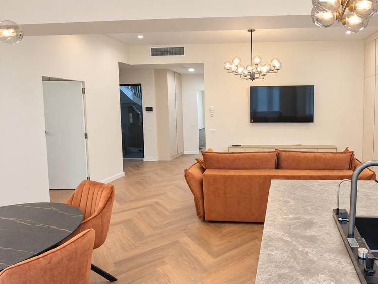 Apartament cu 3 camere semidecomandat, mobilat în Pipera