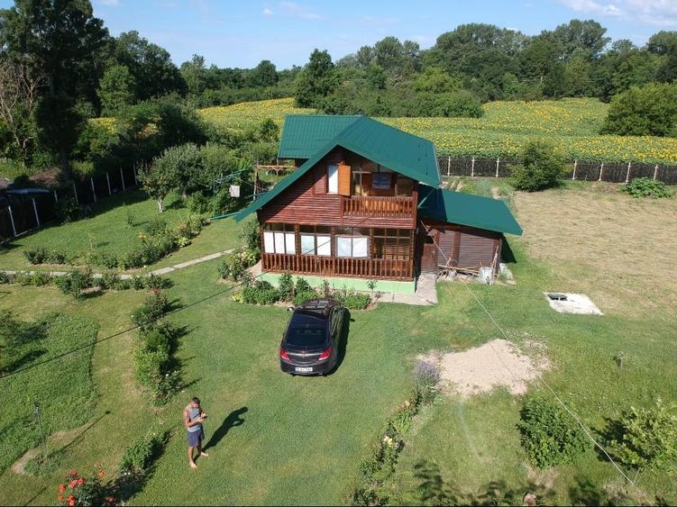 Casă individuală cu 5 camere cu Teren 6000 Mp în Urlueni