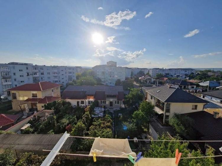Apartament cu 3 camere semidecomandat în Mioriței