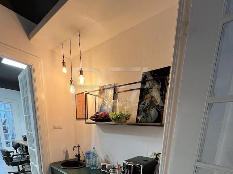 Apartament cu 4 camere semidecomandat, mobilat în Romană
