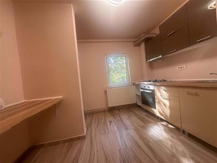Apartament cu 2 camere semidecomandat, mobilat în Aradului