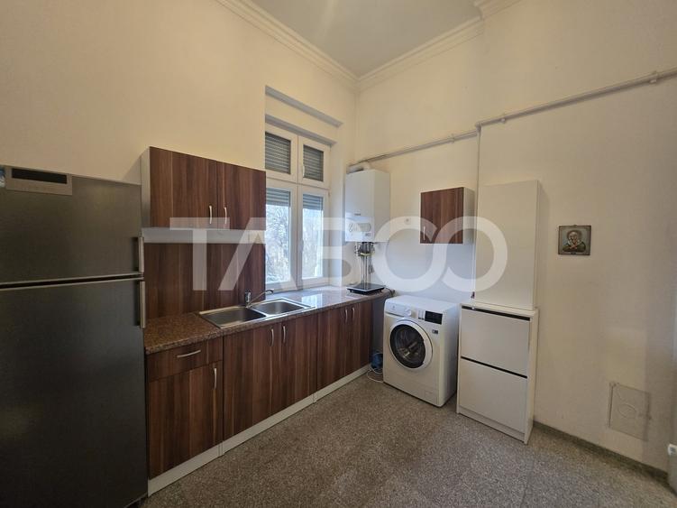 Apartament cu 3 camere semidecomandat, mobilat în Central