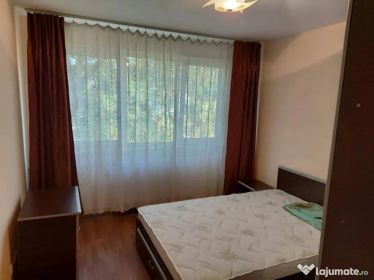 Apartament cu 3 camere semidecomandat în Crângași