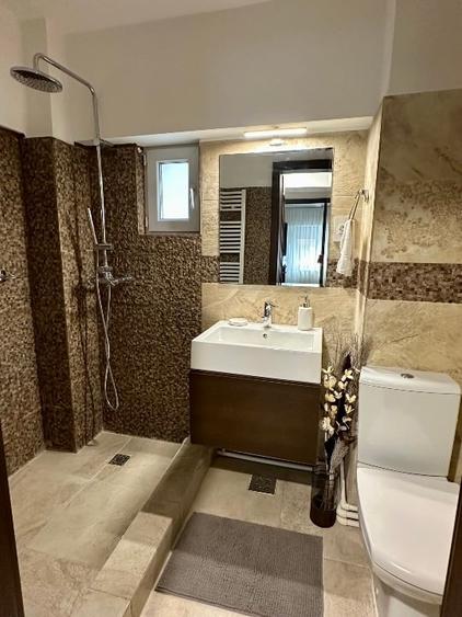 Apartament cu 3 camere decomandat, mobilat în Peninsula