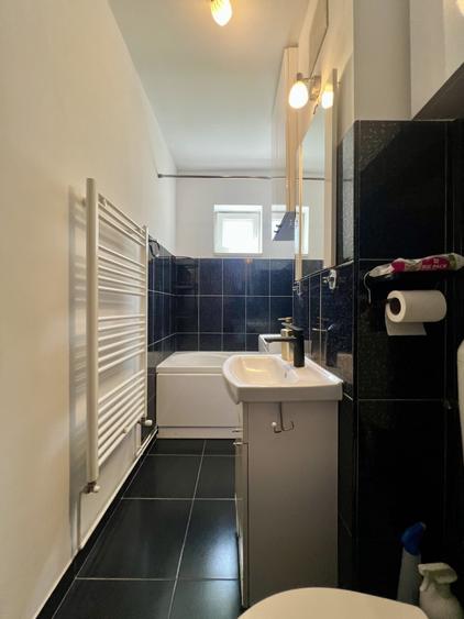 Apartament cu 3 camere semidecomandat, mobilat în Dâmbovița