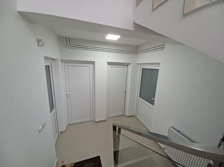 Casă individuală cu 5 camere cu Canalizare în Iris