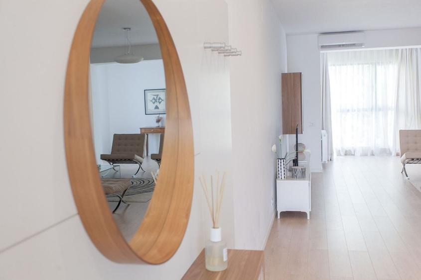 Apartament cu 3 camere decomandat, mobilat în P-ța Victoriei