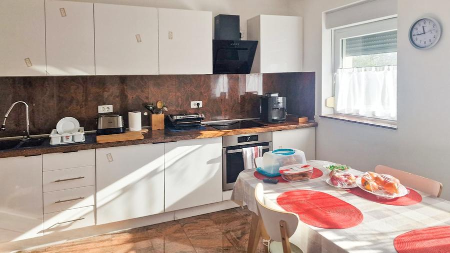 Casă individuală cu 6 camere cu Garaj în Dârza