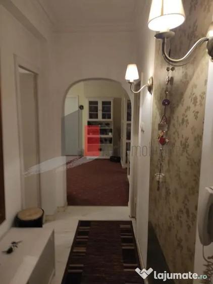 Apartament cu 3 camere semidecomandat în Universitate