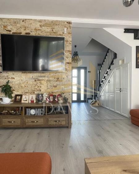 Casă cu 4 camere cu Canalizare în Dâmbul Rotund