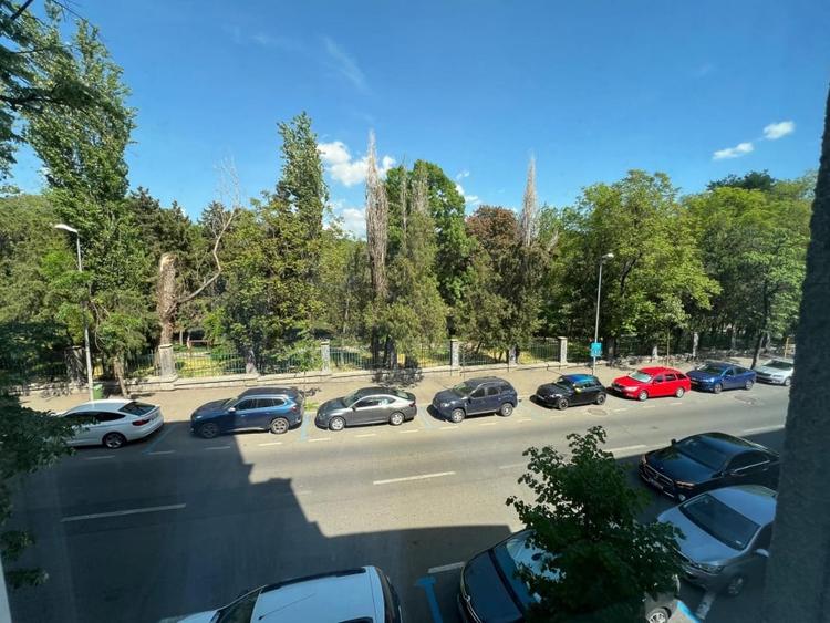 Apartament cu 3 camere semidecomandat, mobilat în Cișmigiu
